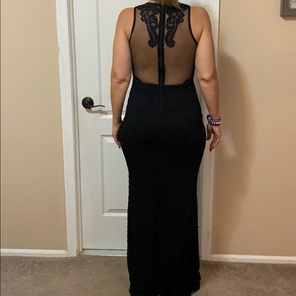 Black gown - Picture 3 of 4